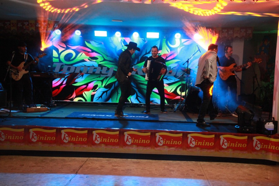 Festa Junina dia 27/06 com  Tony e Kleber e dia 28/06 com Edy Carlos.